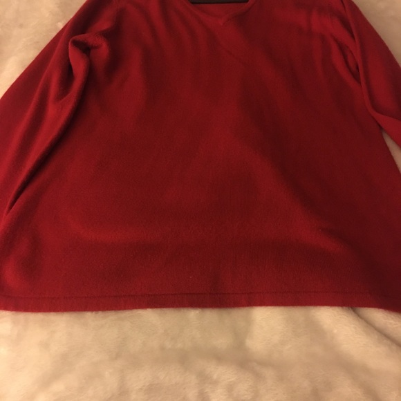 Red v-neck sweater - Picture 2 of 3